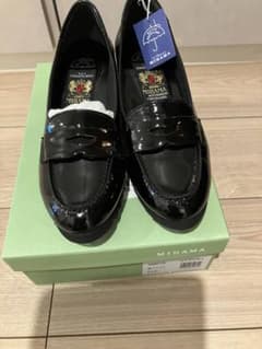 MIHAMA 黒エナメル ローファー 24.0のサムネイル