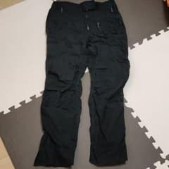 黒のカーゴパンツのサムネイル