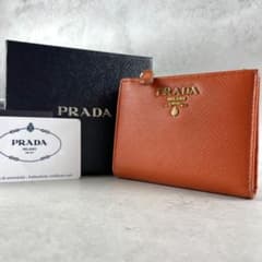 入手困難✨ プラダ 折財布 サフィアーノレザー ロゴプレート オレンジ
