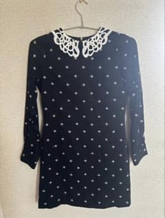 Lily Brown 襟レース　黒の刺繍入り　ミニワンピースのサムネイル