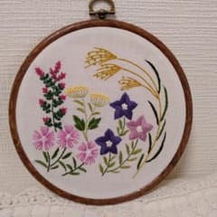 ハンドメイド 秋の草花刺繍の円形フレームのサムネイル