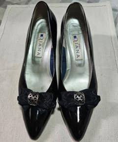 DIANA ブラックエナメルパンプス 25cmのサムネイル