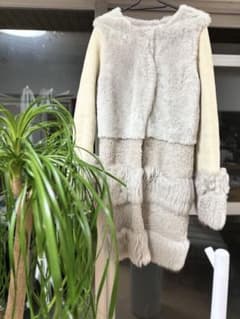クリーム色ファーコートのサムネイル