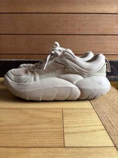 UGG スニーカー ベージュ24.5のサムネイル