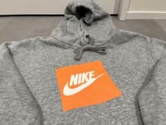 NIKE グレー フード付きパーカー　値下げ中早い物勝ちのサムネイル