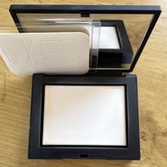 ほぼ未使用NARS ライトリフレクティングセッティングパウダープレストNのサムネイル