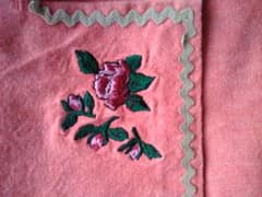ベティーズブルーのデニム地の様な生地に お花の刺繍がポイントのパンツです。のサムネイル