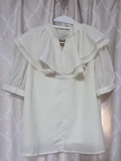 【tocco closet】フリル付きビッグカラー半袖ブラウスのサムネイル