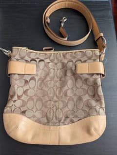 COACH　シグネチャー　ショルダーバッグ　ベージュのサムネイル