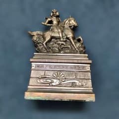 Antique bronze piggy bank from the 1950s featuring Masashige Kusunoki and a Satsuma dog.