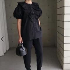 eLLa フリル付きブラックシャツのサムネイル