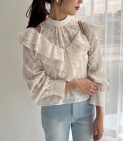 NICE CLAUP 肌見せカッティングシアーフリルブラウス Fのサムネイル