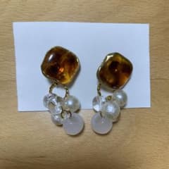べっ甲風パーツとビーズのピアスのサムネイル