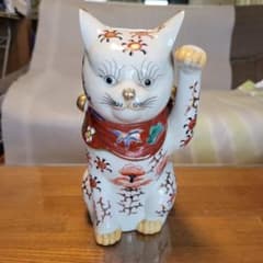 アンティーク　伊万里焼　招き猫 陶器製 置物 縁起物のサムネイル