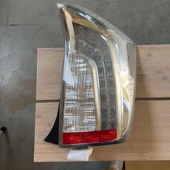 【希少】プリウス PHV用 テールランプ　右側　ZVW35のサムネイル