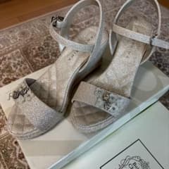 アンテプリマ ゴールドイエロー 花柄 限定 サンダル アンテプリマ］ラメ、花装飾ゴールド サンダル22.5㎝ - メルカリ