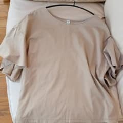 ユニクロ　フリルＴシャツのサムネイル