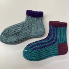 青緑と紫の編み込み靴下のサムネイル