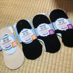 新品未使用の保湿靴下4足組です！のサムネイル