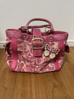 coach 蝶々 バタフライ ャームバッジ付きバッグ ピンクのサムネイル