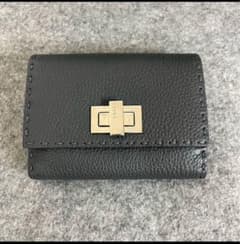 FENDI セレリア　ピーカブー　折財布のサムネイル