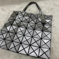 BAOBAO ISSEYMIYAKE メタリックシルバー　トートバッグ BAO BAO ISSEY MIYAKE メタリック トートバッグ シルバー - メルカリ