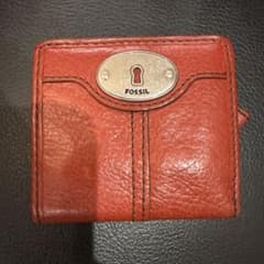 値下げ！【美品】FOSSIL 赤　二つ折り財布　コンパクト財布のサムネイル