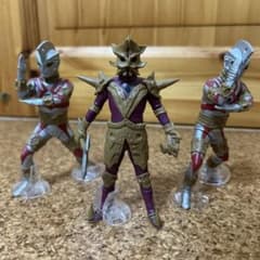 アルティメットルミナス　エースロボット二体とエースキラー。のサムネイル