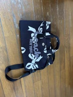 COACH ショルダーバッグ 黒地に花柄のサムネイル