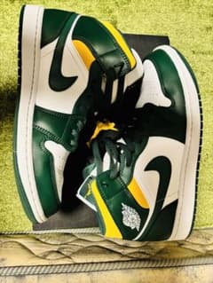 Nike Air Jordan 1 Midのサムネイル