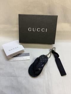 GUCCI ビーチサンダル型ラバーキーホルダー - メルカリ