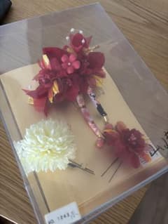 赤と白の花飾り 髪飾りのサムネイル