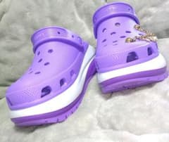 Crocs パープル メガクラッシュ 厚底 チャーム付きのサムネイル