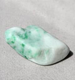 白×緑］糸魚川翡翠 原石 8.4g - メルカリ