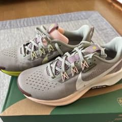 Nike ランニングシューズ グレー/イエロー/ピンクのサムネイル