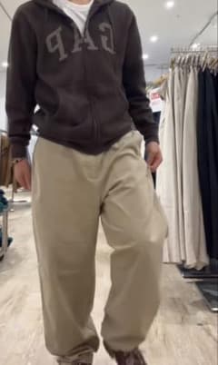 ベージュ ストレートレッグパンツのサムネイル
