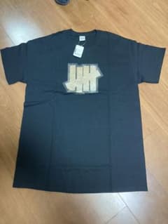 UNDEFEATED ロゴTシャツ ブラックMサイズのサムネイル