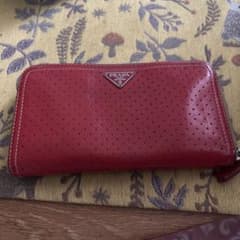 PRADA レッド パンチング長財布 - メルカリ