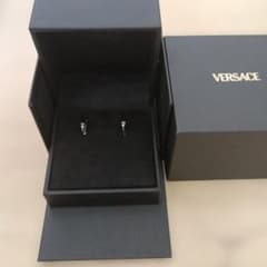 VERSACE ヴェルサーチ Vロゴ フープピアス シルバー　V2025 VERSACE ヴェルサーチ Vロゴ フープピアス シルバー V2025 - メルカリ