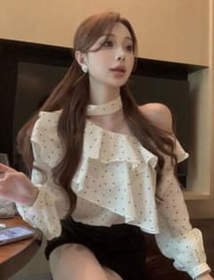 ドット柄 フリル オフショルダー ブラウス 長袖のサムネイル