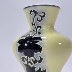 1980年代　安藤七宝店　宝相華　薄黄釉銀線唐花文七宝花瓶　共箱有/無記 は*ま様 1980年代 安藤七宝店 宝相華 薄黄釉銀線唐花文七宝花瓶 共箱有