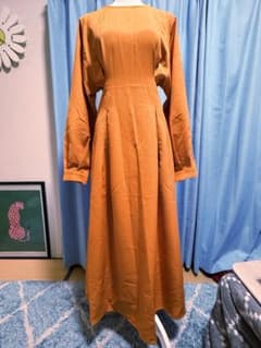 新品タグ付き　オレンジ ロングワンピースベルト付きのサムネイル