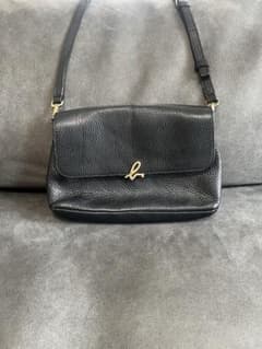 agnes b. レザーショルダーバッグ ブラックのサムネイル