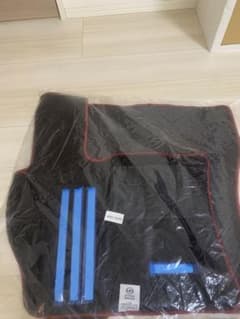 UDクオン　純正　プレミアムフロアマット　左右セットのサムネイル