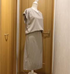 ピンクベージュ  プルオーバーとタイトスカートセットアップのサムネイル