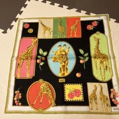 【新品】VERSACE 刺繍入り　アンティーク扇子柄　大判ハンカチ　ヴェルサーチ VERSACE ヴェルサーチ ハンカチ キリン柄 大判サイズ - メルカリ