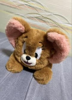 톰과 제리 제리 무릎의 봉제 인형