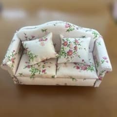 ミニチュア ソファ 花柄 クッション付きのサムネイル