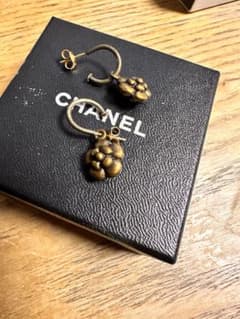 CHANEL フラワーモチーフ ゴールドピアスのサムネイル