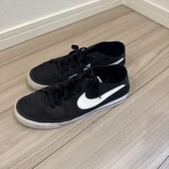 NIKE 黒 ローカット スニーカーのサムネイル